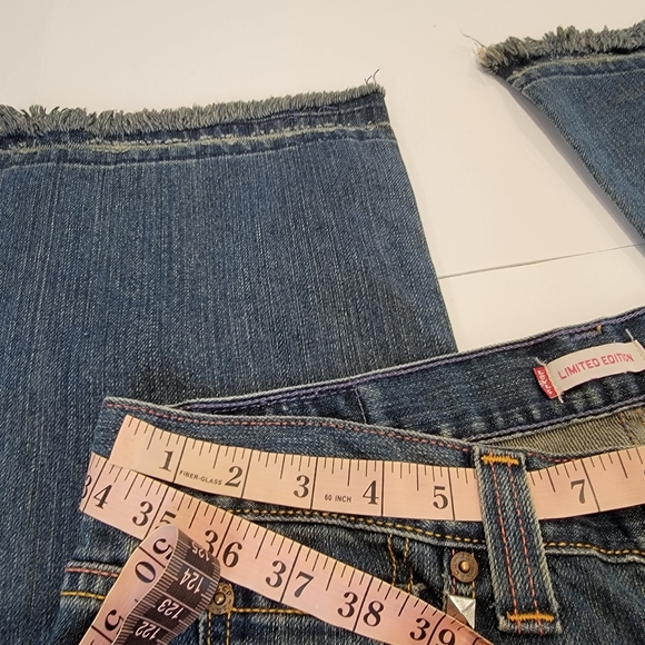 Levi's Limited Edition Distressed Patched Embroidered Boot Cut Jean  Size 9 (34) - Picture 12 of 17